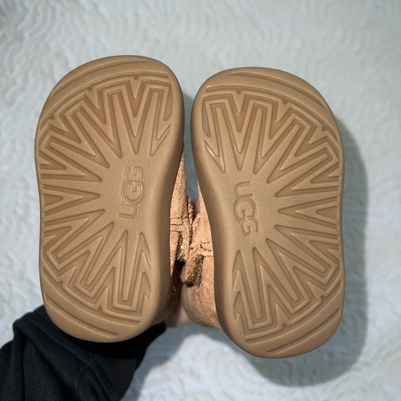 UGGs - Picture 4 of 6
